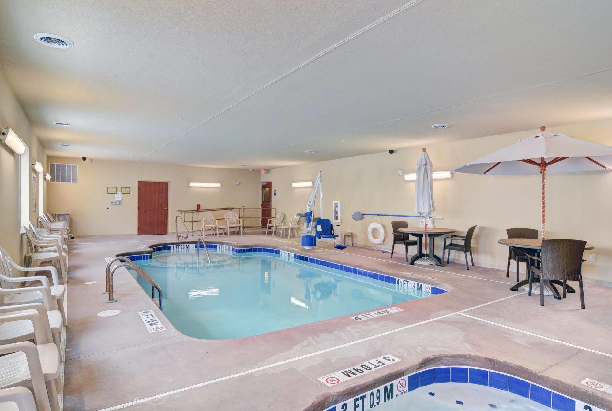 Cobblestone Hotel & Suites - Punxsutawney Екстериор снимка